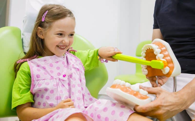Quando portare i bambini dal dentista: consigli per i genitori