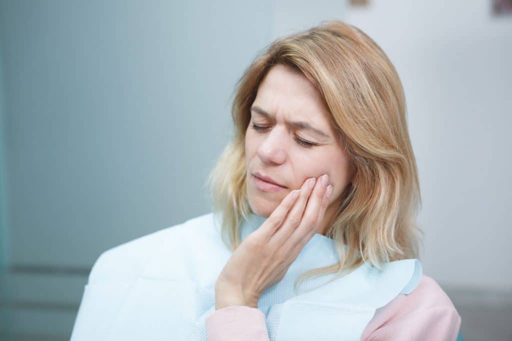 donna affetta da perimplantite