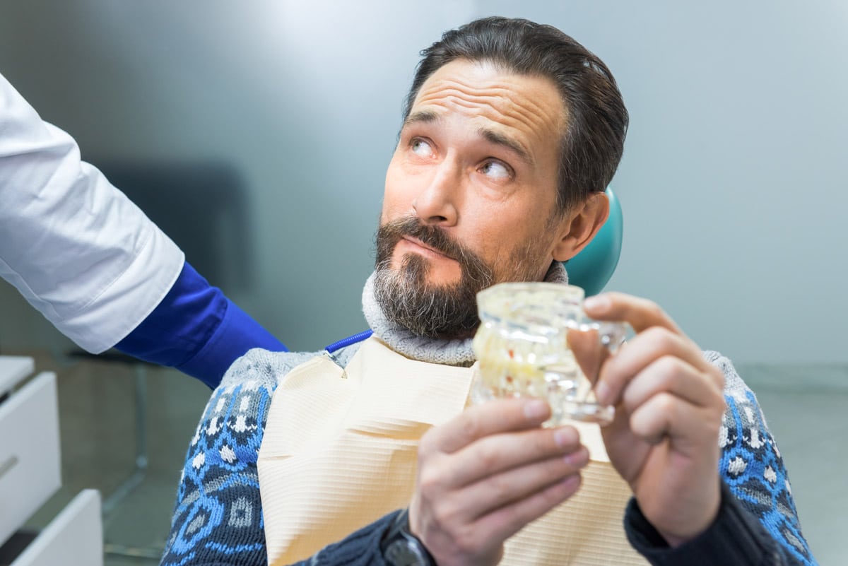 Quanto costa un impianto dentale: prezzi per dente e per arcata, SSN e detrazioni