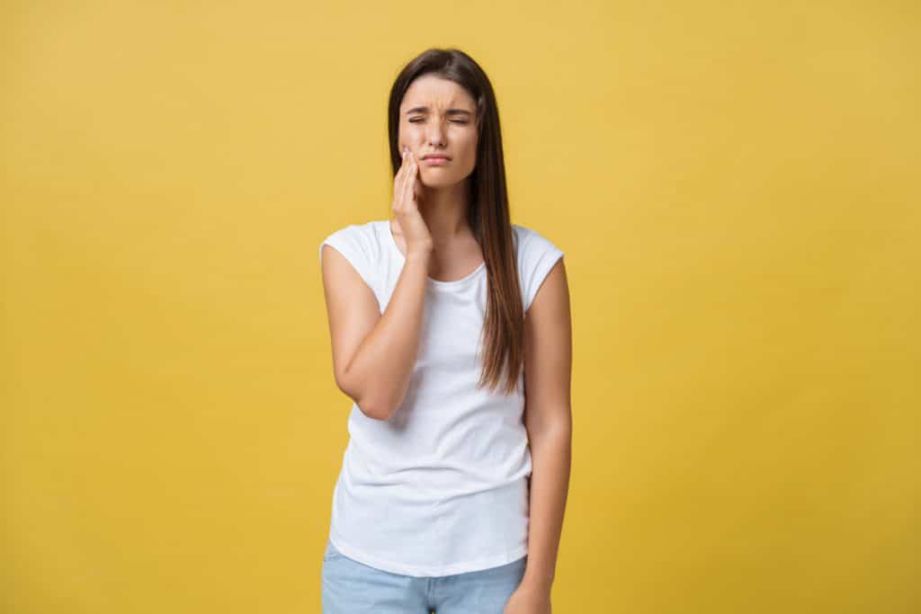 ragazza prova fastidio per l'impianto dentale