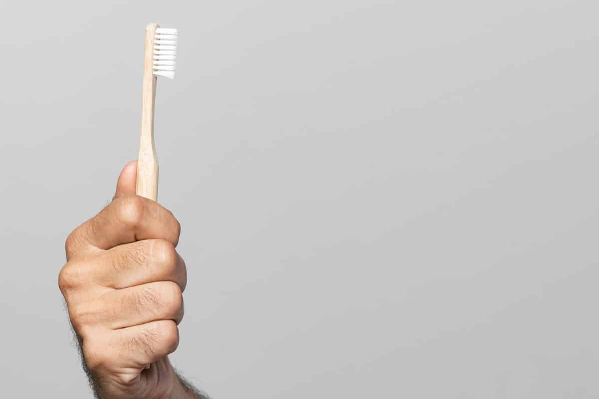 Come si pulisce un impianto dentale