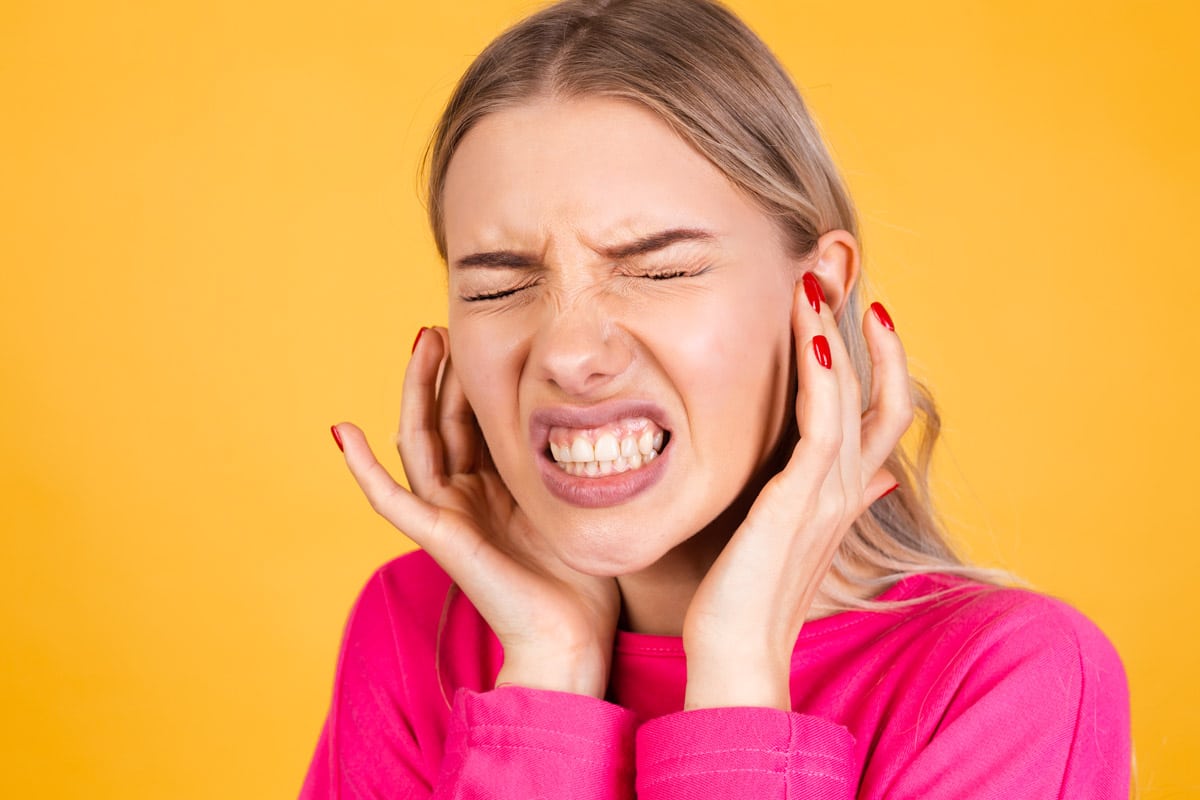 Digrignare e stringere i denti di notte (bruxismo): cause, segni e rimedi